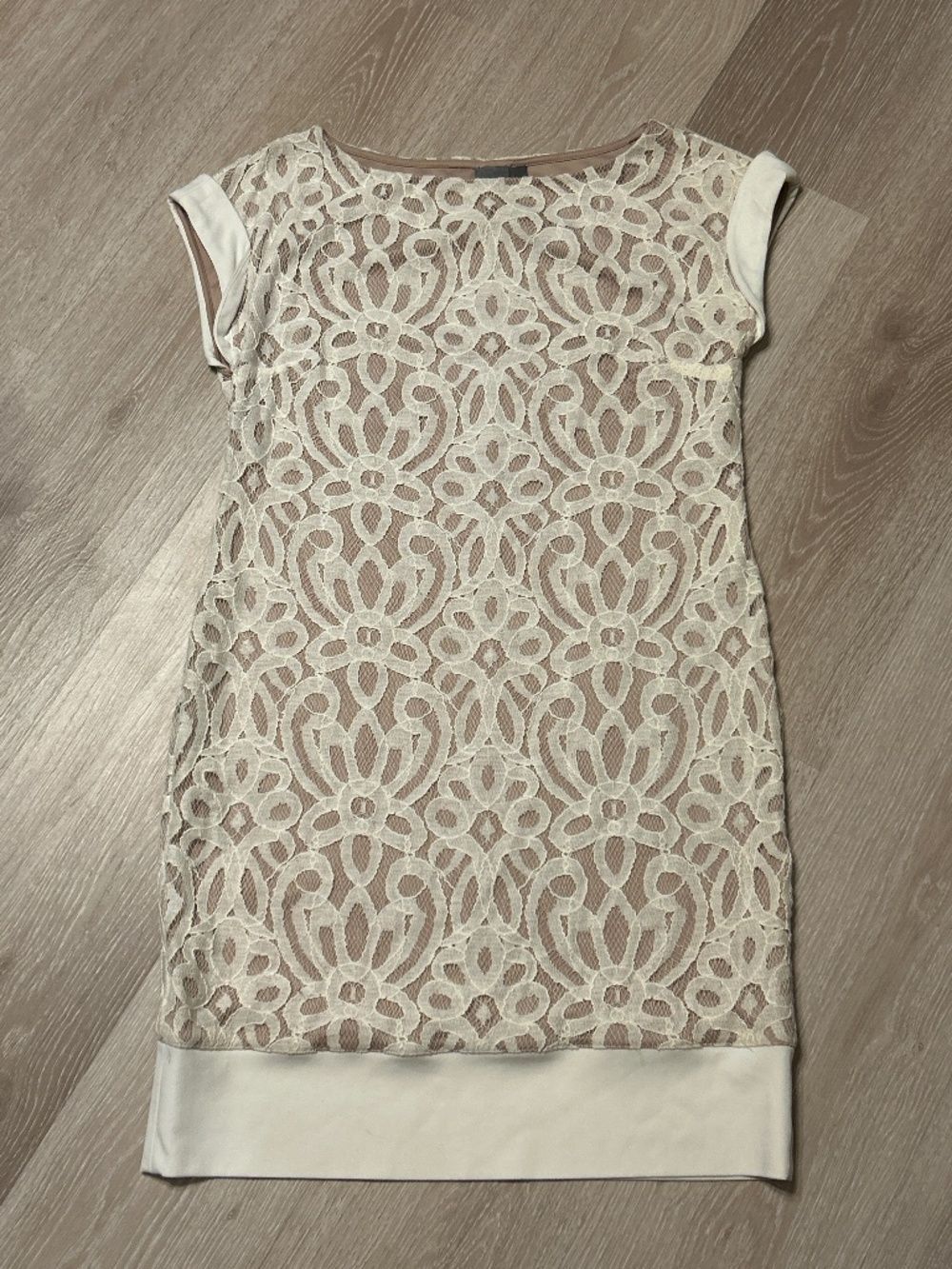 Muse Cap Sleeve Tan Knee Length Layered White Lace Sheath Dress Size 4